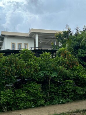 Roupas de cama antialérgicas, Wi-Fi de cortesia, roupa de cama