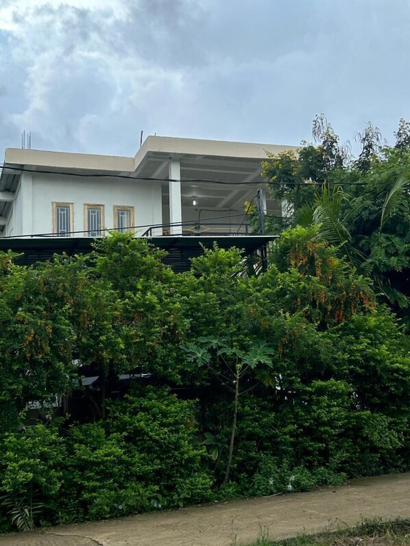 Hypo-allergenic bedding, free WiFi, bed sheets - Four-G Homestay (Labuan Bajo)