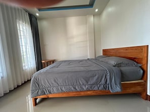 Quarto luxo | Roupas de cama antialérgicas, Wi-Fi de cortesia, roupa de cama