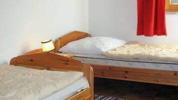 2 bedrooms, travel crib, free WiFi, bed sheets