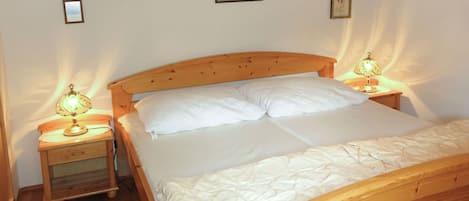 2 bedrooms, travel cot, free WiFi, bed sheets