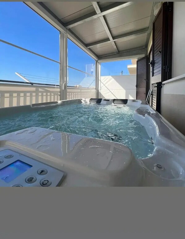 Indoor spa tub - Vistamare cozy with beautiful sea view, with saltwater pool (Villaggio Mosè)