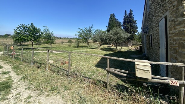 A stone building with a fenced yard, a mailbox, and a number sign '36'. - Petite Maison Avec Terrain Entre Route, Vignes et Lavande (Sainte-Cécile-les-Vignes)