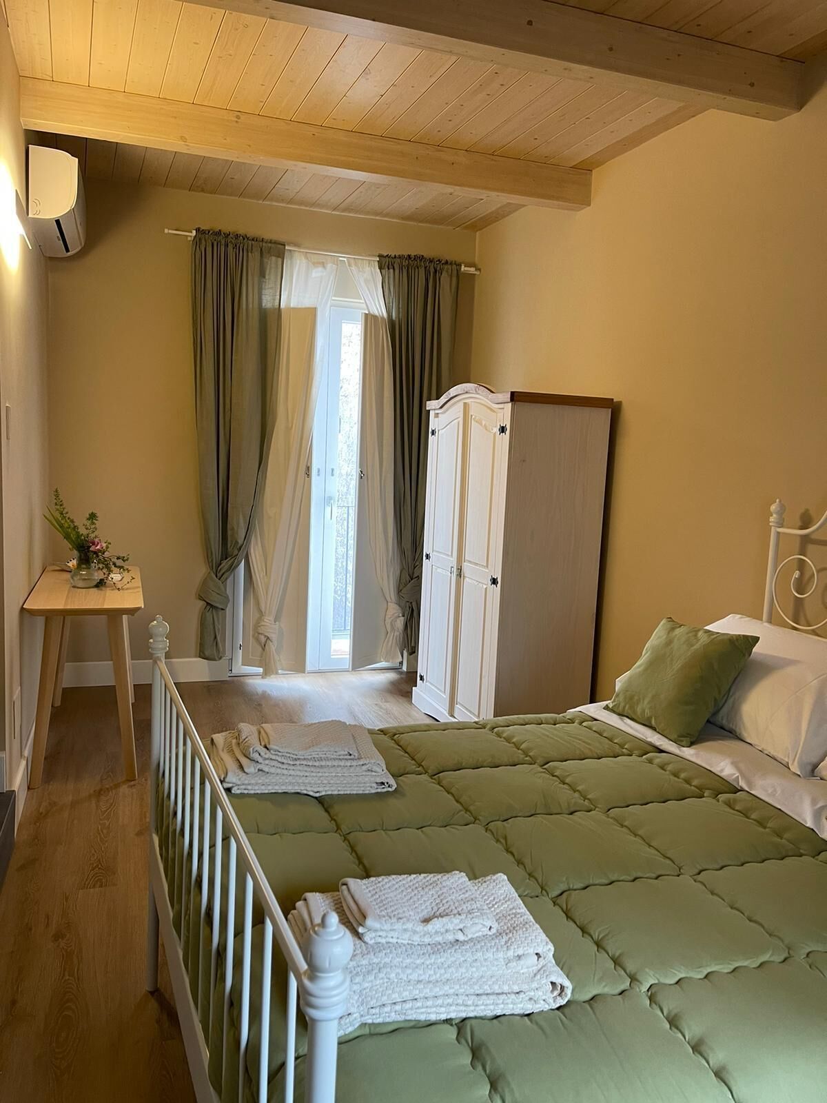 舒适四人房 | 办公桌、笔记本电脑工作区、免费 WiFi、床单