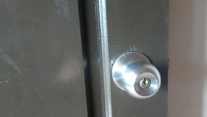 A metallic door with a round, silver-colored lock. - Hotel O Bahagia Homestay SyariahNearMonument Park City Sand Pengaraian (Pasir Pengaraian)