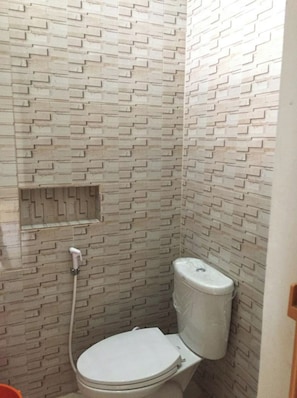 Deluxe-Zweibettzimmer | Badezimmer | Dusche, Regendusche, Seife
