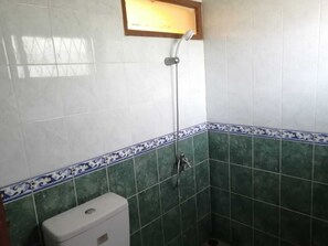 Standard Double Room | Bathroom | Shower, towels