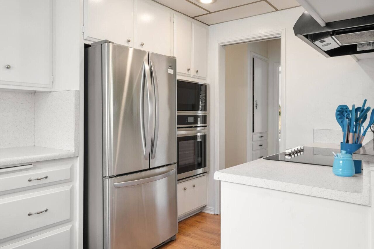 Køleskab, kaffe-/temaskine, køkkentøj/tallerkener/redskaber