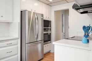 Jääkaappi, kahvin-/teenkeitin, keittoastiat/astiat/ruokailuvälineet