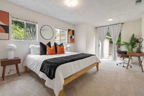 3 bedrooms, desk, iron/ironing board, travel cot - Vintage Vibes| Near Airport | Dual Living Room (Long Beach)