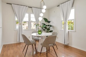 Dining - Vintage Vibes| Near Airport | Dual Living Room (Long Beach)