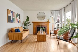 TV, video games - Vintage Vibes| Near Airport | Dual Living Room (Long Beach)
