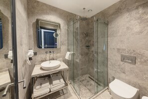 Deluxe Quadruple Room | Bathroom - Ahg Atlas Hotel Taksim (Istanbul)