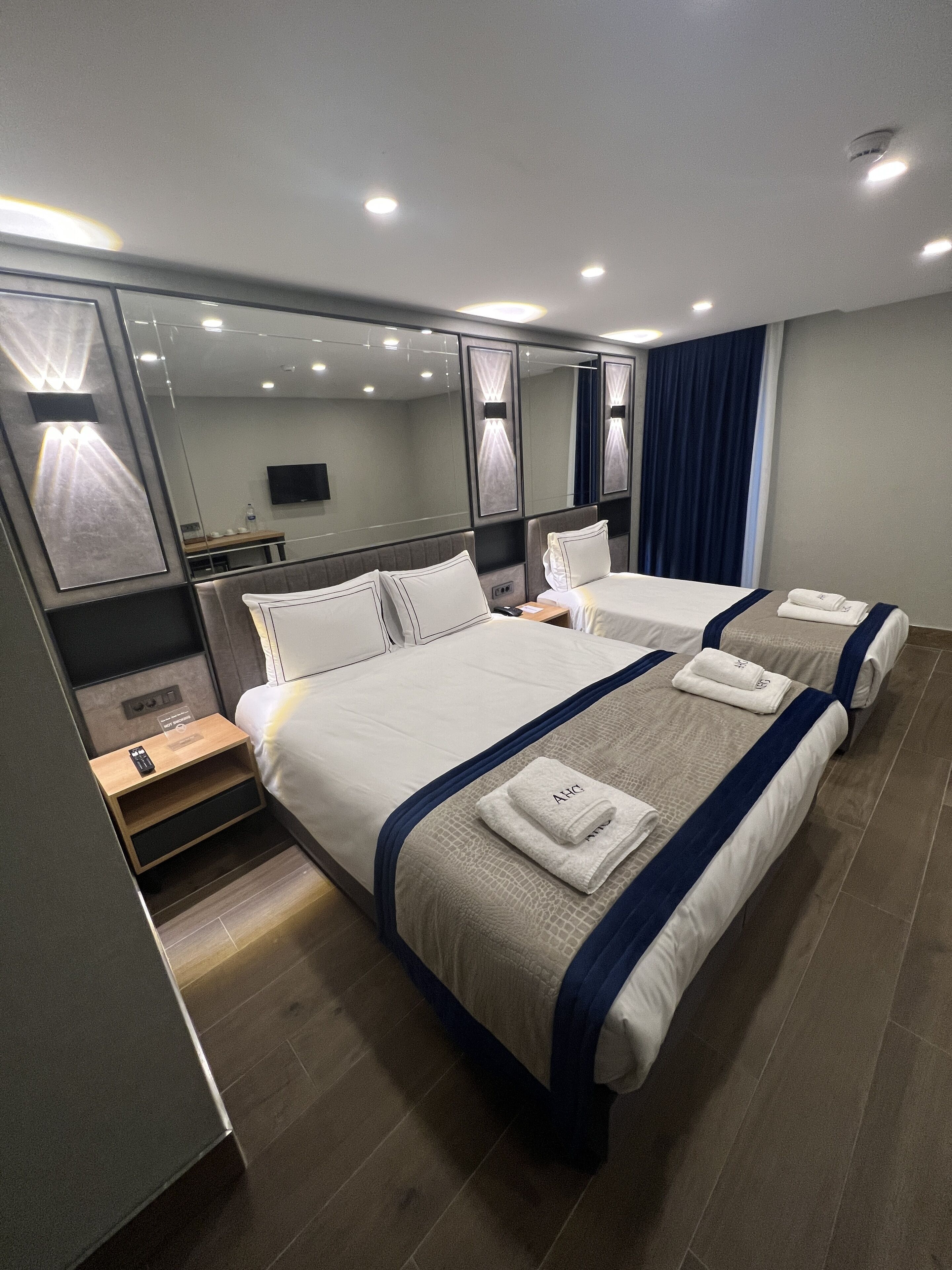 Economy driepersoonskamer | Een kluis op de kamer, een bureau, een laptopwerkplek