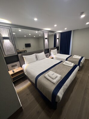 Caja de seguridad en la habitación y escritorio 