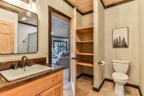 Shower, hair dryer, towels - Lakefront Innisfree | Blue Ridge, GA (Blue Ridge)