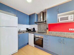 Fridge, microwave, oven, dishwasher - R. Marine II 136 - Piso con piscina comunitaria (Rosas / Roses)