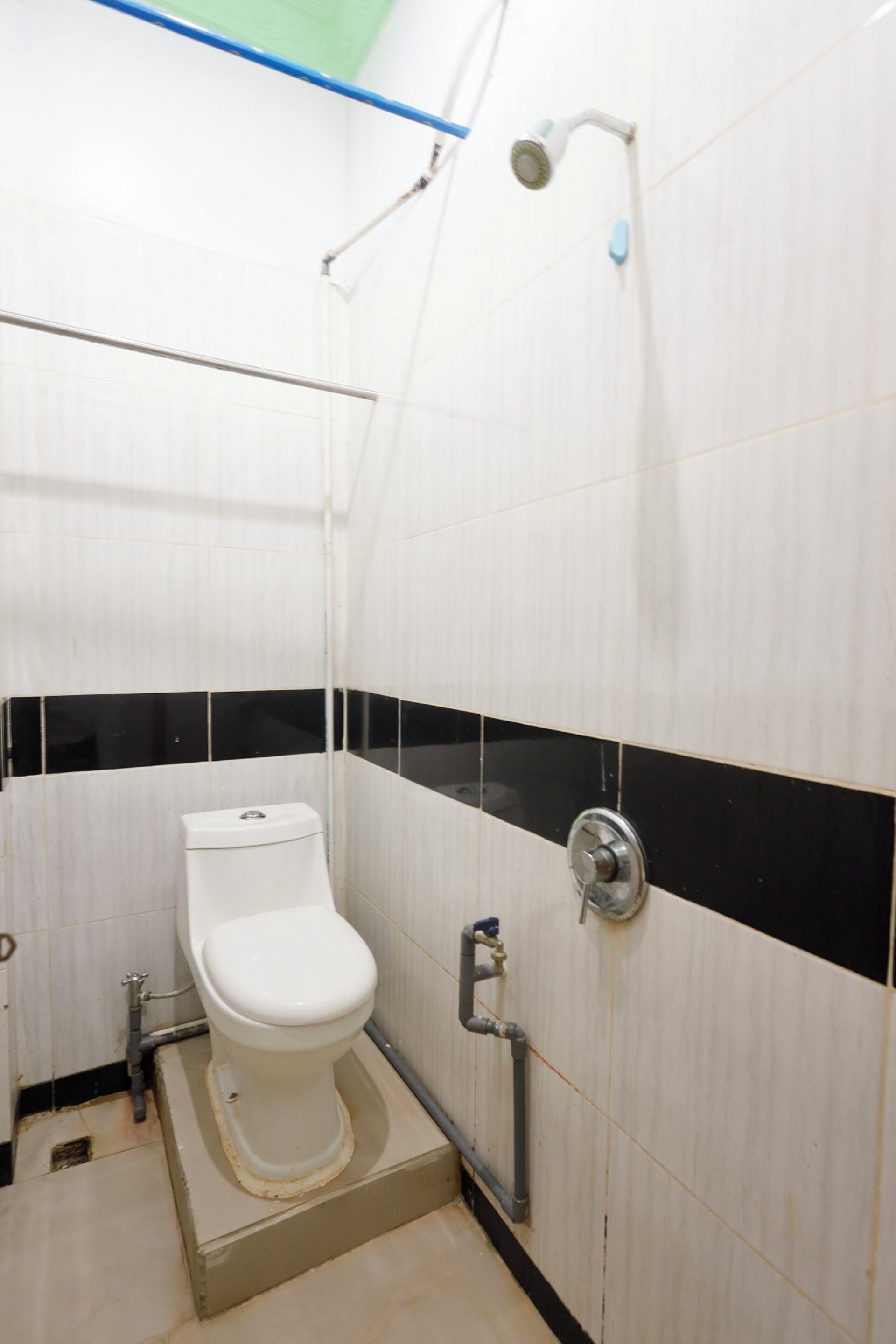 standard double room | bathroom | shower, towels