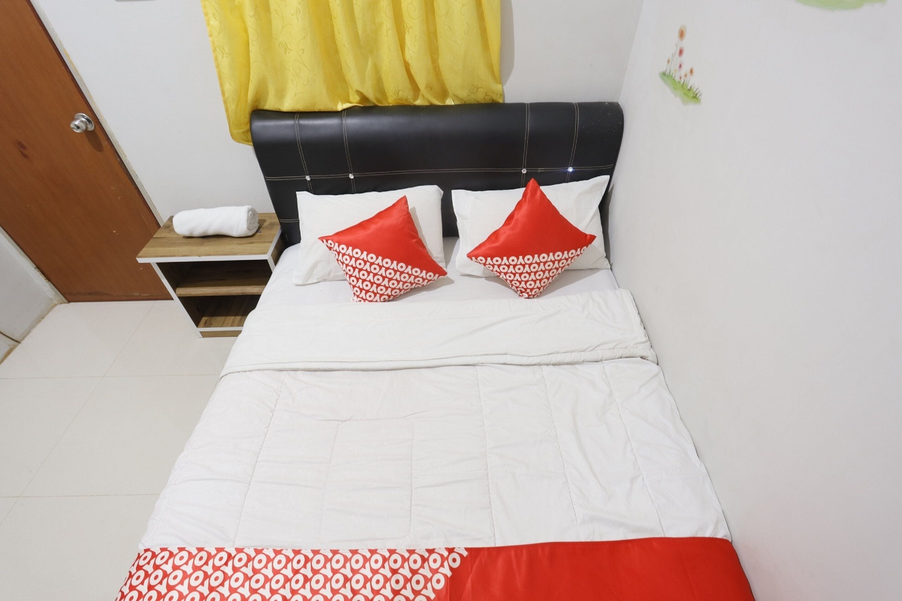 standard double room | desk, laptop workspace, free wifi, bed sheets