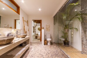 Villa Deluxe, 5 habitaciones, alberca privada, vista a la alberca | Baño | Regadera, regadera tipo lluvia, secadora de cabello, toallas 