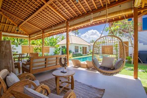 Villa Deluxe, 5 camere da letto, piscina privata, vista piscina | Area soggiorno | Smart TV