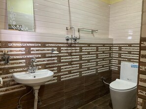 Basic Double Room | Bathroom