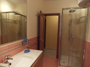 Een douche, een haardroger, een bidet