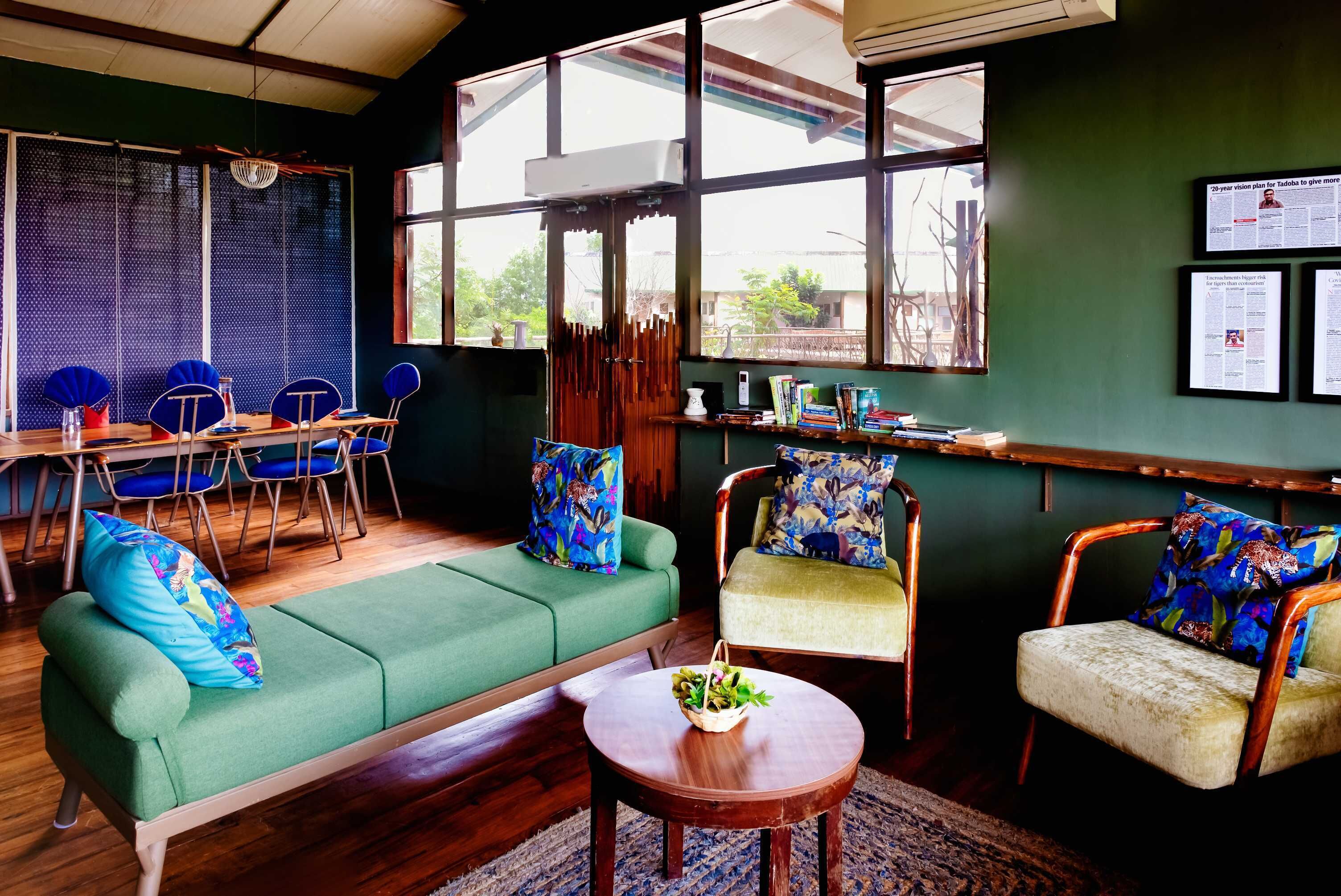 Se sirven desayunos y almuerzos; cocina india; con vista al jardín