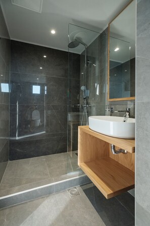 Apartamento Deluxe | Baño | Ducha, cabezal de ducha tipo lluvia, secador de pelo y toallas