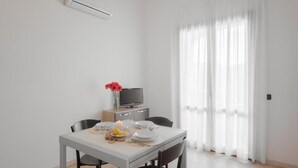 Apartemen, 2 kamar tidur, balkon | Tempat makan