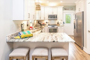 Private kitchen - 5002 Rookery 3 Sea La Vie With 2 Pools Beach Access and Beach Amenities (Gulf Shores)