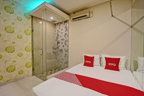 Escritorio, espacio para trabajar con laptop y cuna de viaje 