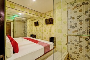 Standard-Doppelzimmer | Schreibtisch, laptopgeeigneter Arbeitsplatz, Reisekinderbett