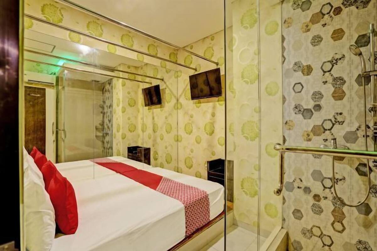 Desk, laptop workspace, travel cot, free WiFi