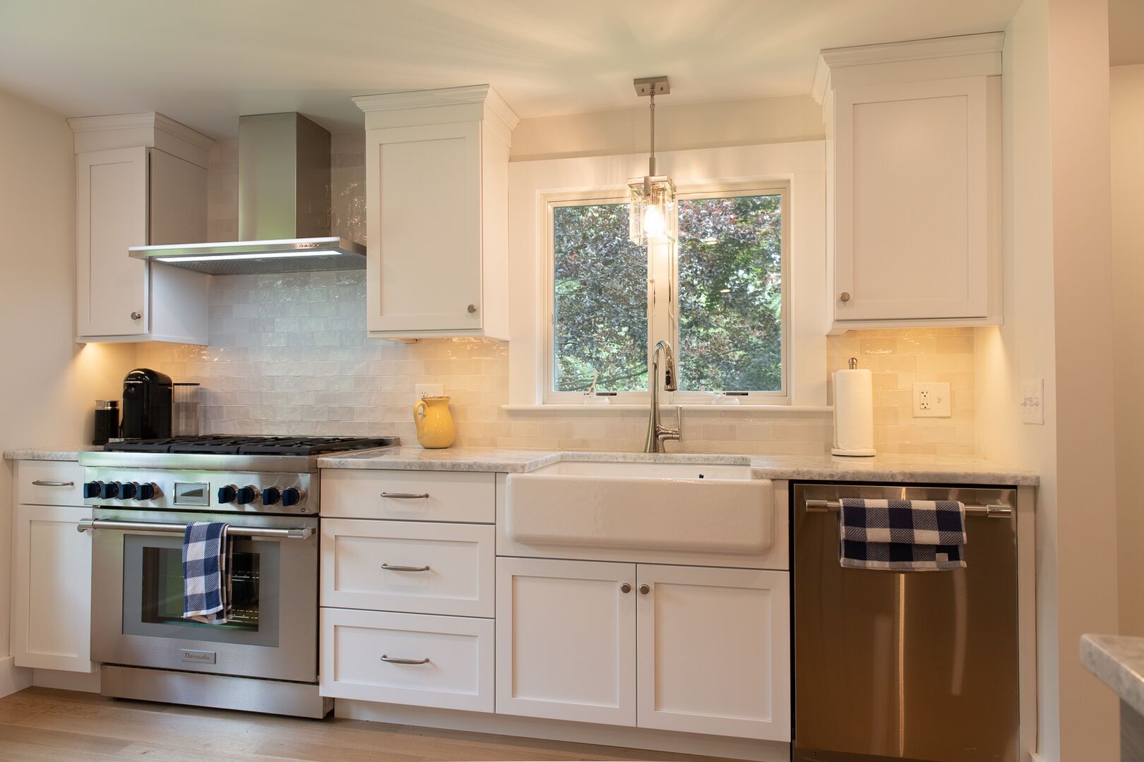 Gorgeous, renovated home with gourmet kitchen, minutes to Jamestown & Newport