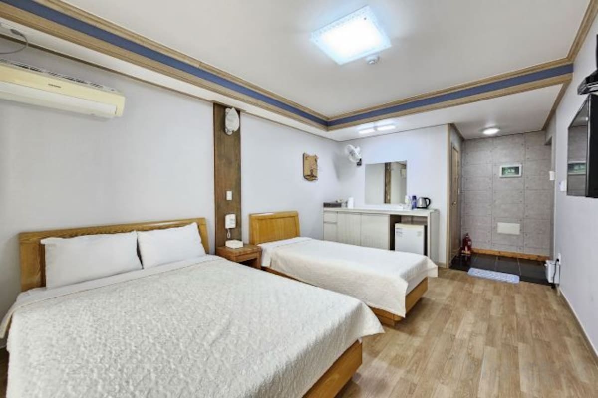 WiFi (free), bed sheets