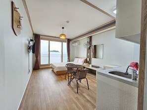 Free WiFi, bed sheets - Red Castle Pension (Jeju City)