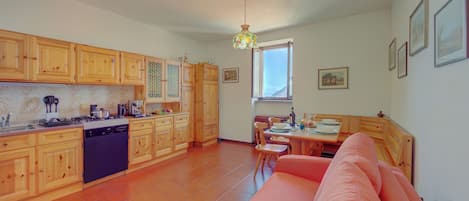 Familie appartement, meerdere slaapkamers (Charming Magognino Stresa Hills Lake) | Woonruimte | Televisie