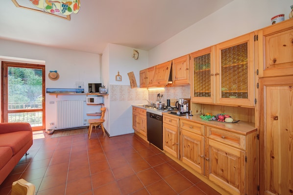 Appartamento familiare, 1 camera da letto, lato montagna (Charming Magognino Stresa Hills Lake) | Cucina privata | Frigorifero, microonde, piano cottura, lavastoviglie