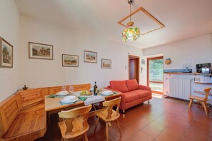 Appartement familial, 1 chambre, balcon, côté montagne (Charming Magognino Stresa Hills Lake) | Aire de séjour | Téléviseur