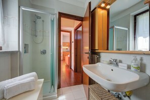 Family Apartment, Multiple Bedrooms, Mountainside (Charming Magognino Stresa Hills Lake) | Bathroom