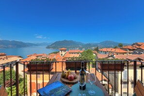 Familjelägenhet - flera sovrum - intill bergen (Charming Magognino Stresa Hills Lake) | Restaurang utomhus