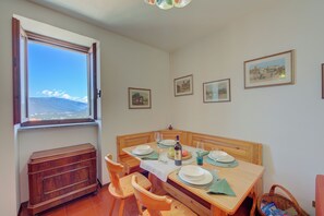 Perhehuoneisto, useita makuuhuoneita, vuorten lähellä (Charming Magognino Stresa Hills Lake) | Ruokailu