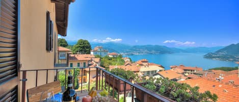 Family Apartment, Multiple Bedrooms, Mountainside (Charming Magognino Stresa Hills Lake) | Balkoni