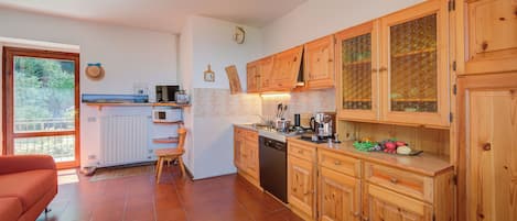 Family Apartment, Multiple Bedrooms, Mountainside (Charming Magognino Stresa Hills Lake) | Private kitchen