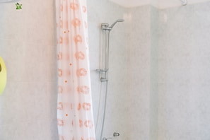 Baignoire, sĂšche-cheveux, serviettes fournies