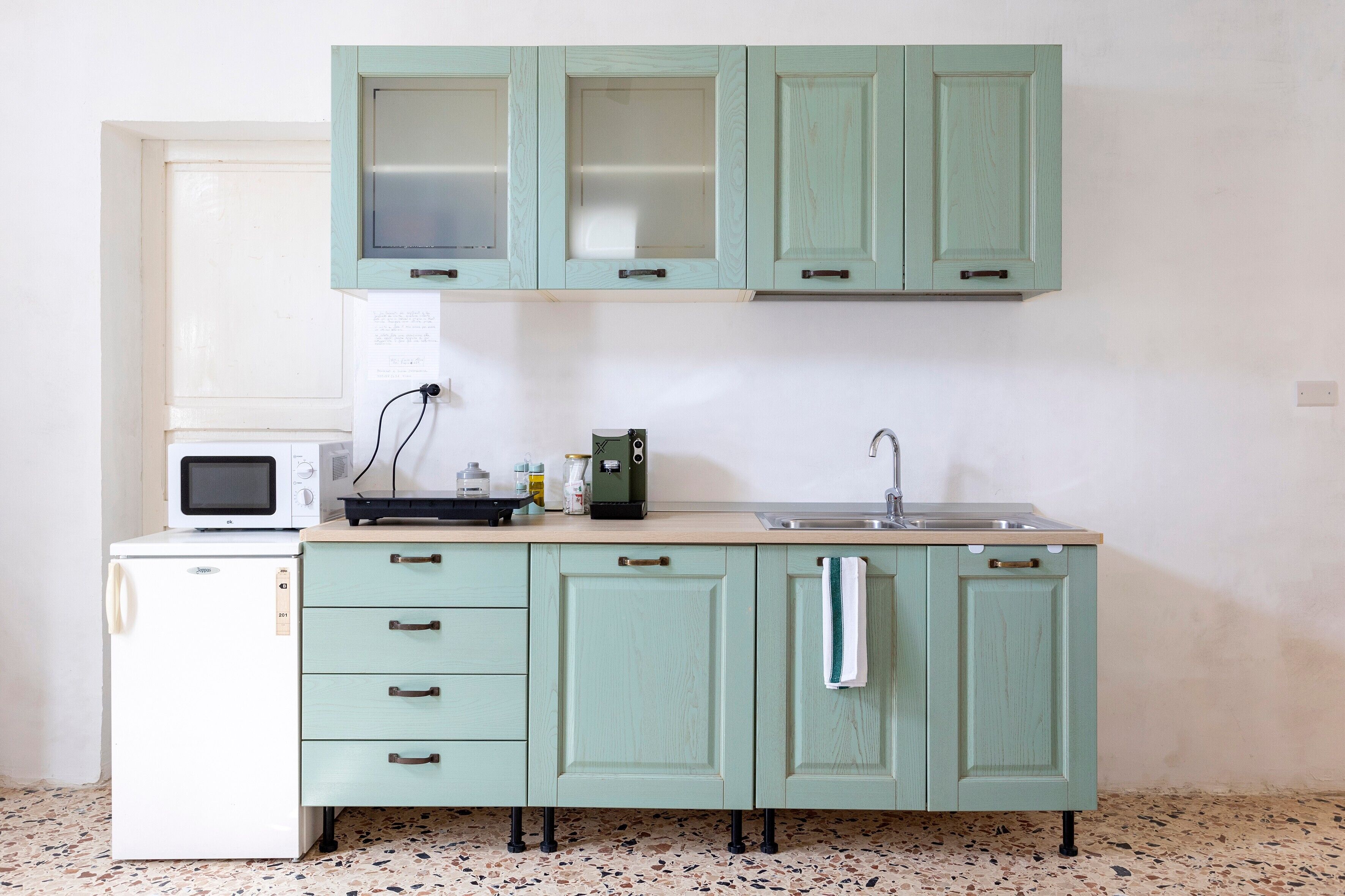 Frigorifero, microonde, piano cottura, macchina per tè/caffè