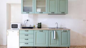 Frigorifero, microonde, piano cottura, macchina per tè/caffè