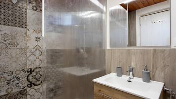 Ducha, secador de pelo, toallas