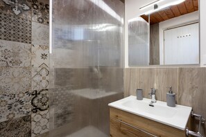 Douche, séchoir à cheveux, serviettes fournies